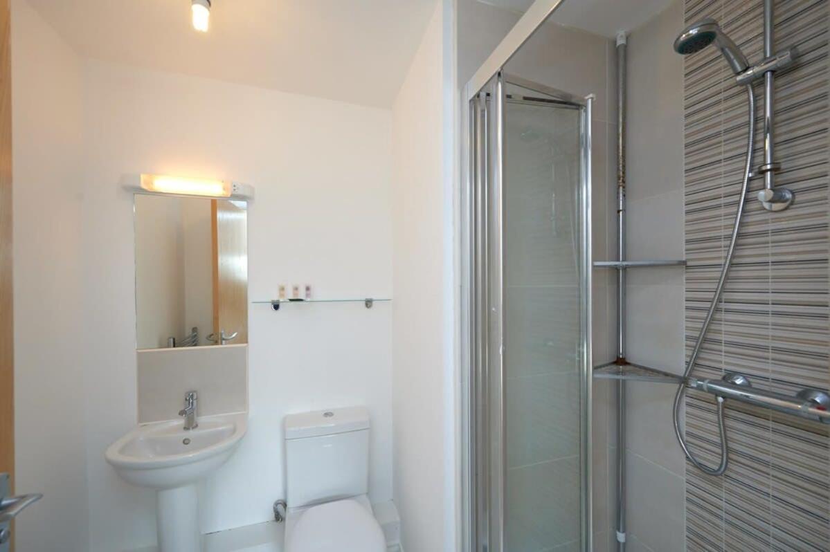A Stylish Apartment With Parking In Preston Престон Екстер'єр фото