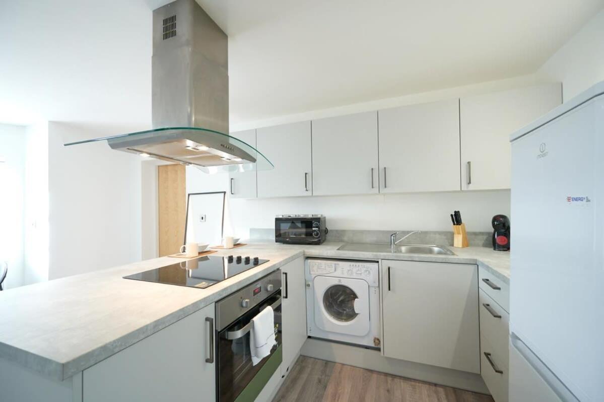 A Stylish Apartment With Parking In Preston Престон Екстер'єр фото